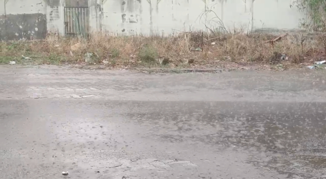 அருப்புக்கோட்டை சுற்றுவட்டார பகுதிகளில் சுமார் 1 மணி நேரம் கொட்டி தீர்த்த கனமழையால் பொதுமக்கள் விவசாயிகள் மகிழ்ச்சி*