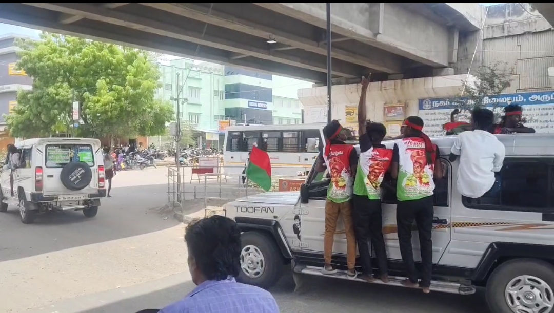 அருப்புக்கோட்டை வழியாக தியாகி இமானுவேல் சேகரன் நினைவு தினத்தை முன்னிட்டு பரமக்குடிக்கு செல்லும் வாகனங்களில் இளைஞர்கள் தொங்கியபடியும் முகம் சுளிக்கும் வகையில் கத்தியபடியும் அதி