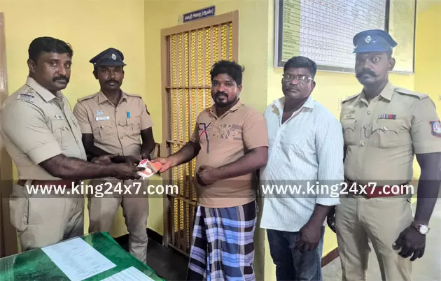 தவறவிட்ட நகைப்பையை உரியவரிடம் ஒப்படைத்த காவலருக்கு பாராட்டு!