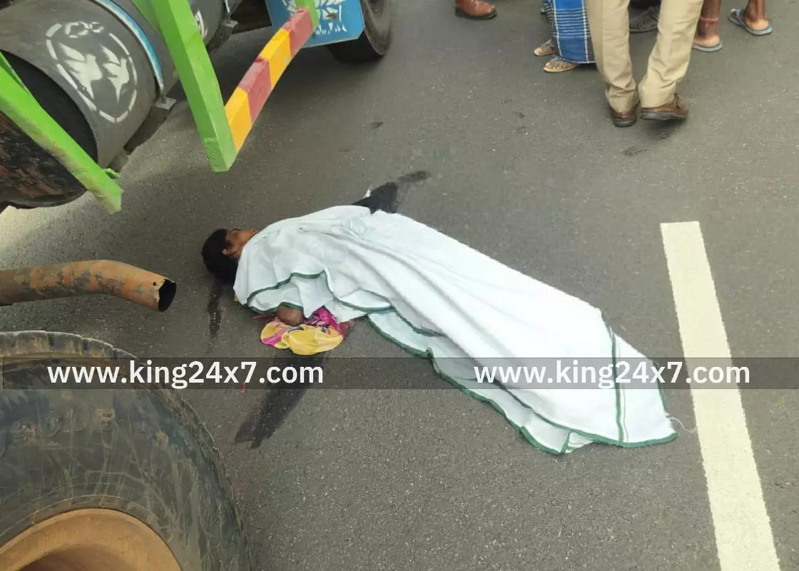 சாலையை கடக்க முயன்ற பெண் மீது லாரி மோதி பலி