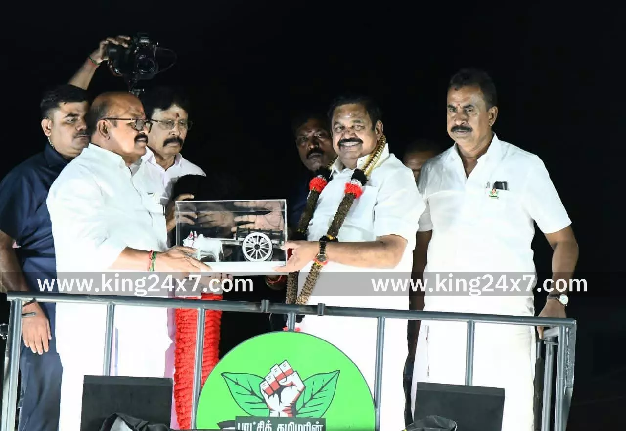 அதிமுக பொதுச்செயலாளருக்கு காங்கேயம் காளை சிலை வழங்கிய முன்னாள் எம்எல்ஏ அதிமுக பொதுச்செயலாளருக்கு காங்கேயம் காளை சிலை வழங்கிய முன்னாள் எம்எல்ஏ