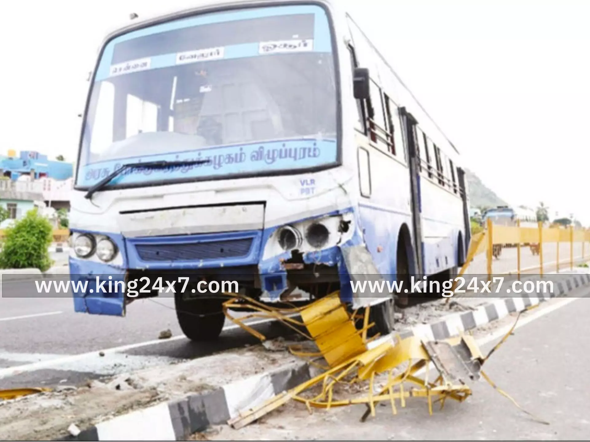 ரத்தினகிரி அருகே பஸ் தடுப்பு வேலி மீது மோதி விபத்து