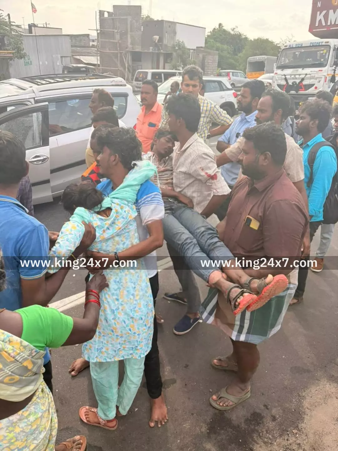 கார் மீது தண்ணீர் லாரி மோதி விபத்து 2 பேருக்கு காயம்