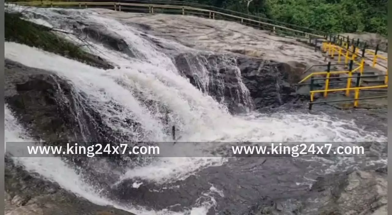 கும்பக்கரை அருவியில் மீண்டும் வெள்ளப்பெருக்கு ஏற்பட்டுள்ளதால் சுற்றுலா பயணிகள் குளிக்க தடை - சுற்றுலாப் பயணிகள் ஏமாற்றம் கும்பக்கரை அருவியில் மீண்டும் வெள்ளப்பெருக்கு ஏற்பட்டுள்ளதால் சுற்றுலா பயணிகள் குளிக்க தடை - சுற்றுலாப் பயணிகள் ஏமாற்றம்