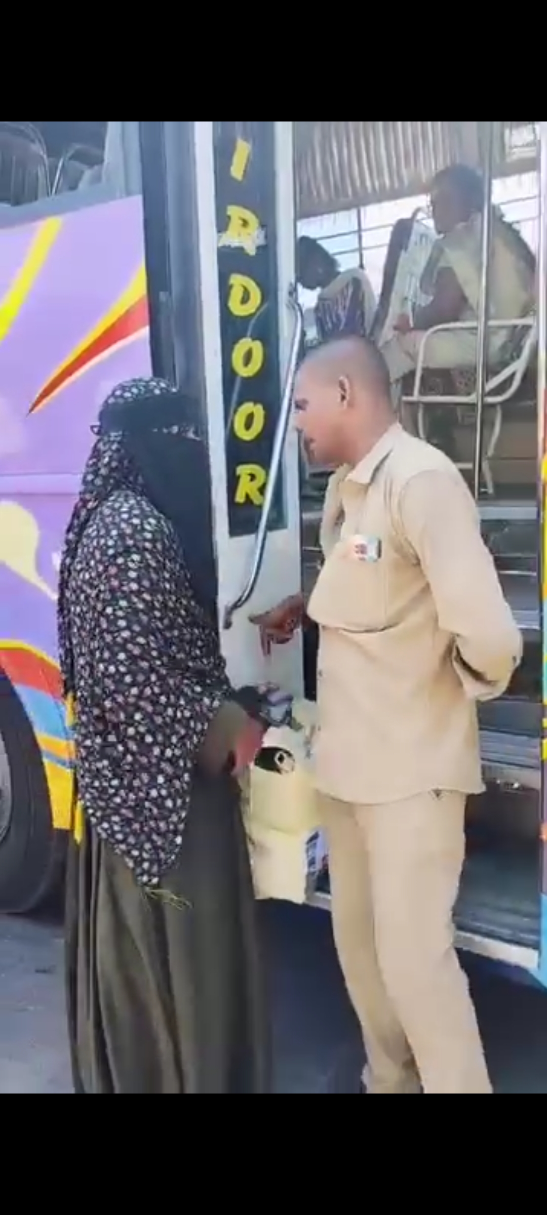 பெண்ணை பேருந்தில் ஏறவிடாமல் தடுத்த நடத்துனர் வைரலாகும்வீடியோ