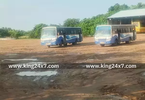 உத்திரமேரூரில் சிறு மழைக்கே சகதியான பணிமனை கான்கிரீட் தளமாக மாற்ற பணியாளர்கள் வலியுறுத்தல்