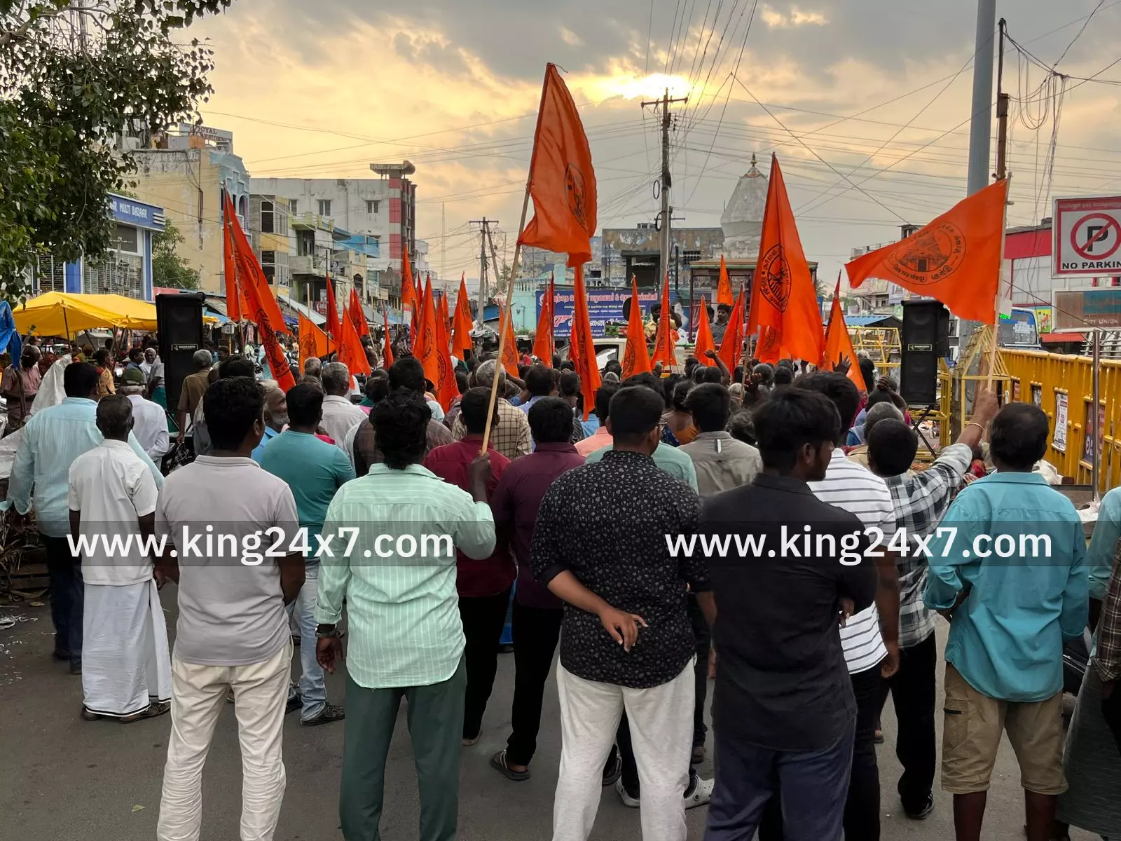 காருகுடி கிராமத்தில் அமைந்துள்ள ஸ்ரீ ஐயனார் கோவிலில் உண்டியல் வைக்க எதிர்ப்பு தெரிவித்து இந்து முன்னணி மற்றும் பொதுமக்கள் சார்பில்கண்டன ஆர்ப்பாட்டம் காருகுடி கிராமத்தில் அமைந்துள்ள ஸ்ரீ ஐயனார் கோவிலில் உண்டியல் வைக்க எதிர்ப்பு தெரிவித்து இந்து முன்னணி மற்றும் பொதுமக்கள் சார்பில்கண்டன ஆர்ப்பாட்டம்