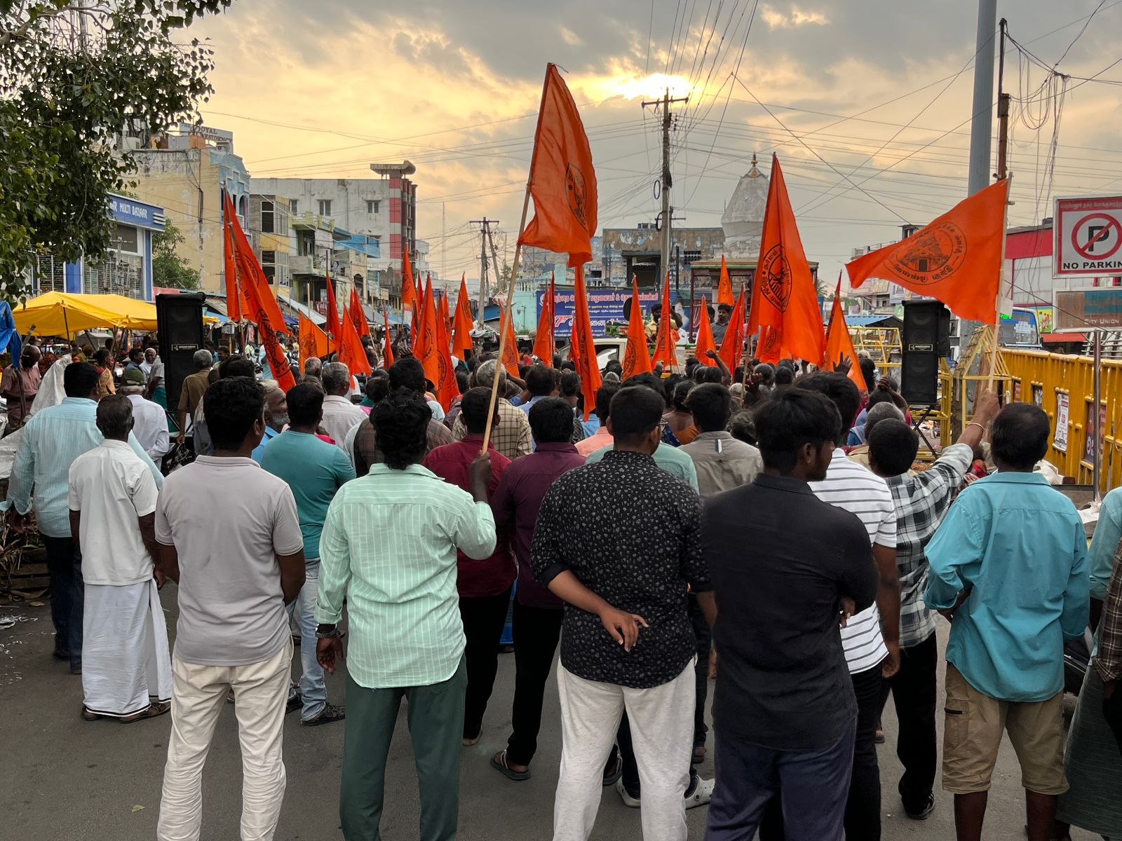 காருகுடி கிராமத்தில் அமைந்துள்ள ஸ்ரீ ஐயனார்  கோவிலில்  உண்டியல் வைக்க  எதிர்ப்பு தெரிவித்து இந்து முன்னணி மற்றும் பொதுமக்கள் சார்பில்கண்டன ஆர்ப்பாட்டம்