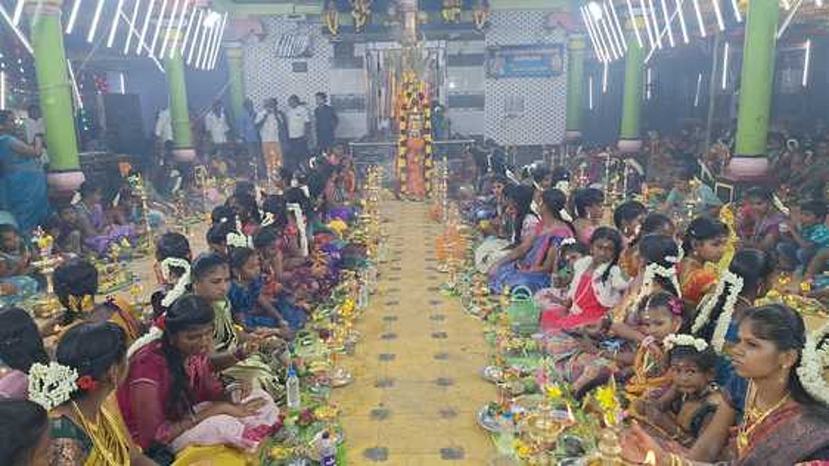 மருதம்புத்தூா் கோயிலில் திருவிளக்கு பூஜை நடைபெற்றது