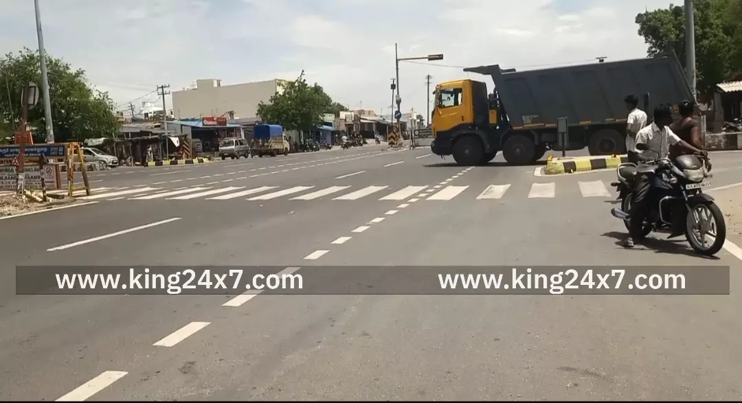 தென்னிலை கடைவீதியில் நின்றிருந்த பெண் மீது கார் மோதி விபத்து. தென்னிலை கடைவீதியில் நின்றிருந்த பெண் மீது கார் மோதி விபத்து.