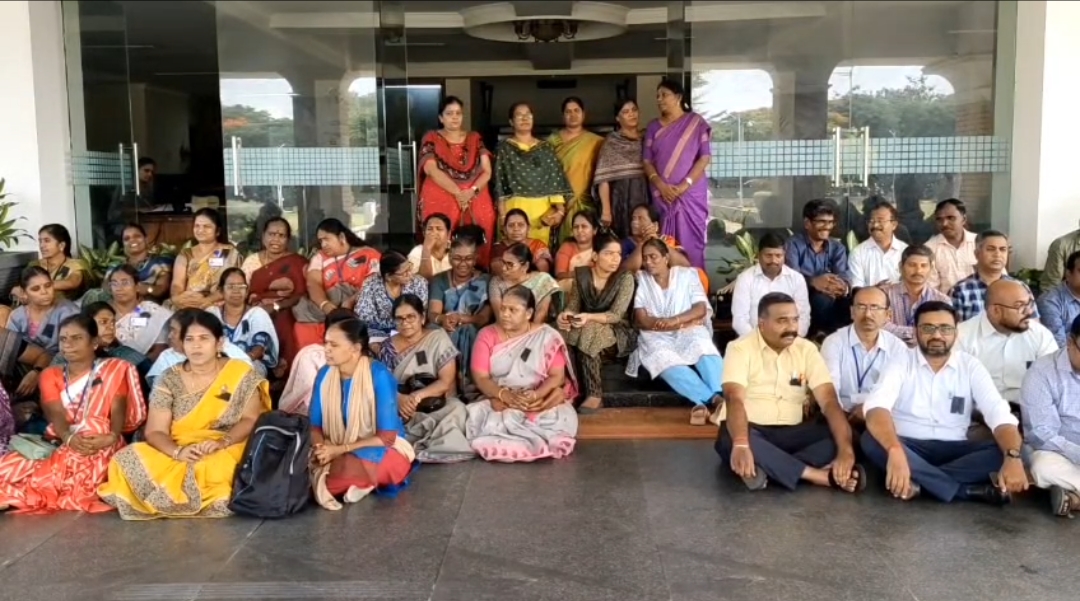 கோவை வேளாண் பல்கலைக் கழகத்தில் இரண்டாவது நாளாக ஆசிரியர்கள் போராட்டம் !