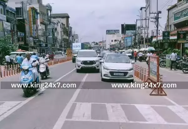 சாலையின் நடுவே பார்க்கிங் காஞ்சிபுரத்தில் வாகன ஓட்டிகள் அவதி