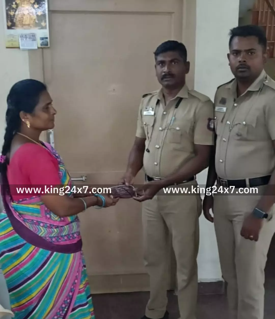 தங்க நகை வைத்திருந்த கைப்பையை தவறவிட்ட பெண்ணிடம் மீட்டு ஒப்படைத்த போலீசார்