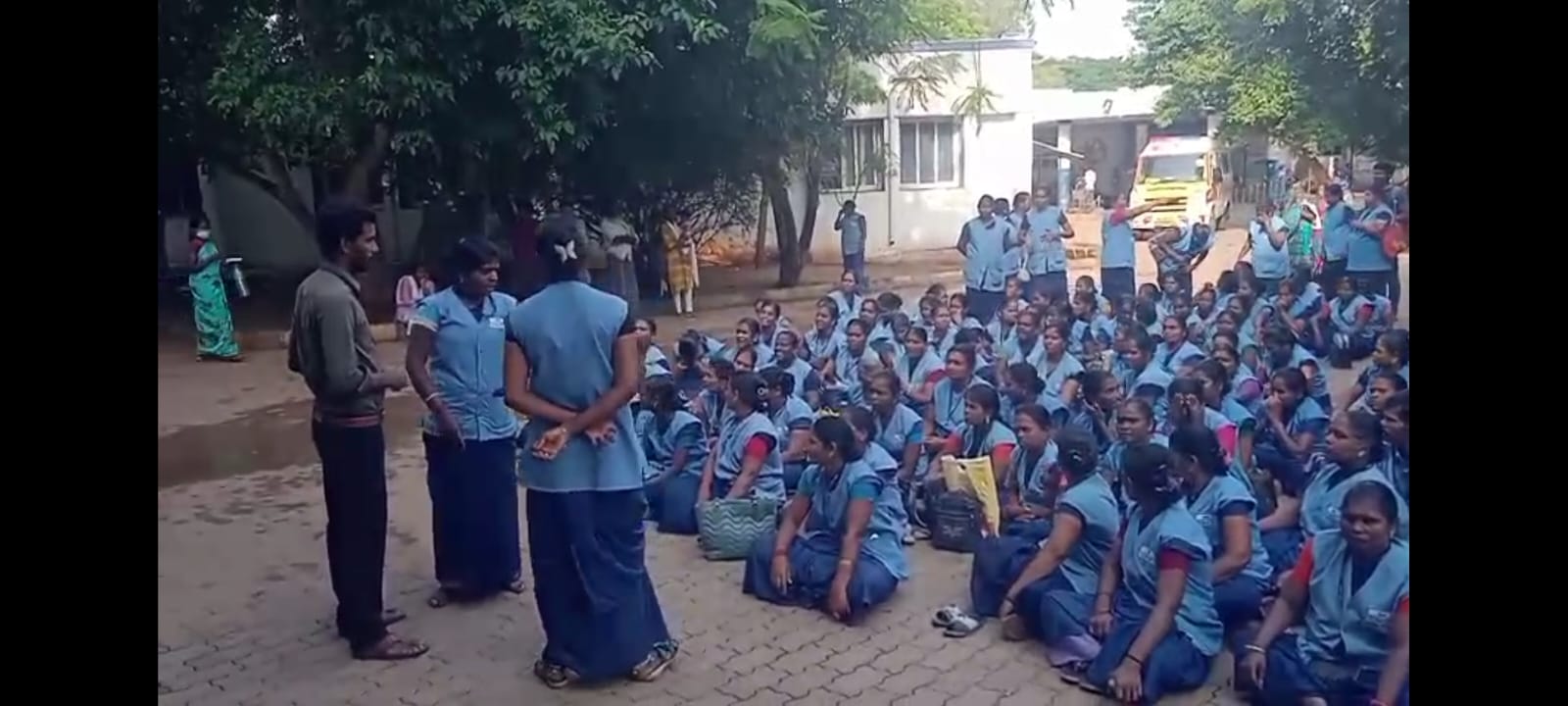 தஞ்சாவூர் மருத்துவக் கல்லூரியில் தூய்மைப் பணியாளா்கள் போராட்டம்