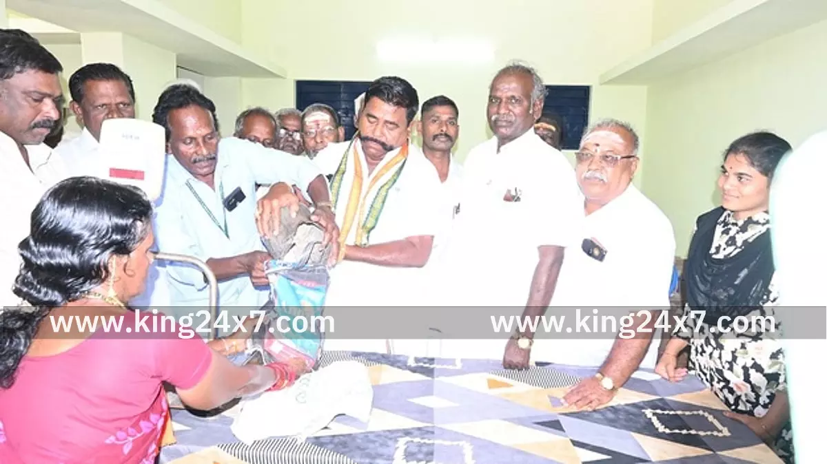 குற்றாலத்தில் புதிய ரேஷன் கடை திறப்பு குற்றாலத்தில் புதிய ரேஷன் கடை திறப்பு