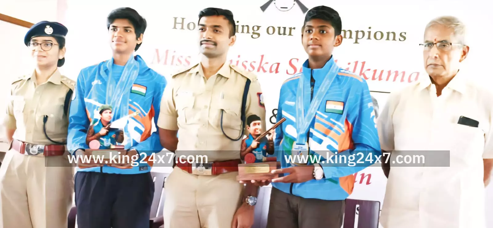 ஆசிய துப்பாக்கி சுடும் போட்டி: வெள்ளகோவில் ரைஃபிள் கிளப் தங்கப் பதக்கங்கள் வென்று சாதனை - திருப்பூர் மாவட்ட காவல் கண்காணிப்பாளர் பாராட்டு ஆசிய துப்பாக்கி சுடும் போட்டி: வெள்ளகோவில் ரைஃபிள் கிளப் தங்கப் பதக்கங்கள் வென்று சாதனை - திருப்பூர் மாவட்ட காவல் கண்காணிப்பாளர் பாராட்டு