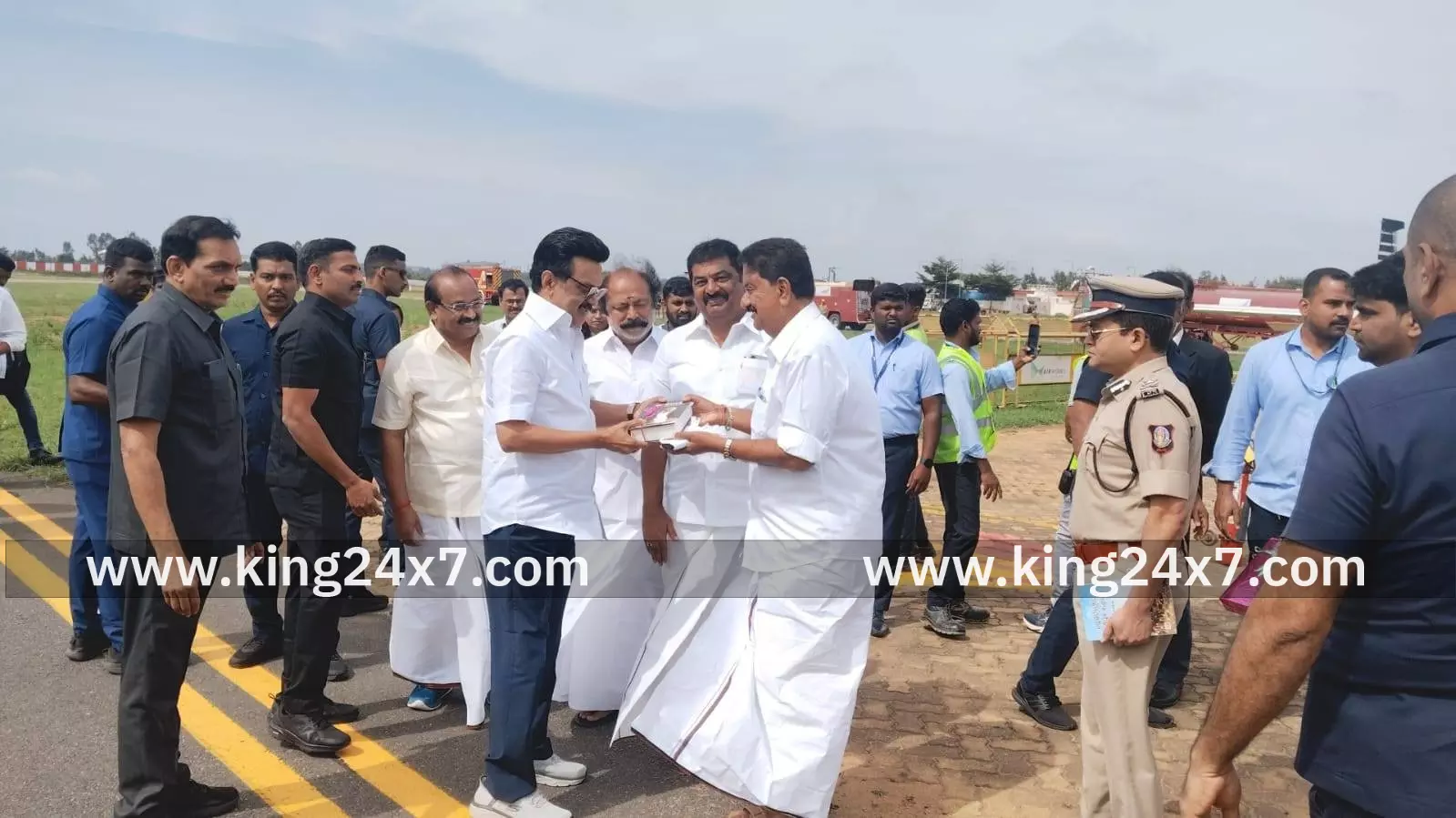 ஓசூர: முதலமைச்சரை வரவேற்ற பர்கூர் எம்.எல்.ஏ. ஓசூர: முதலமைச்சரை வரவேற்ற பர்கூர் எம்.எல்.ஏ.