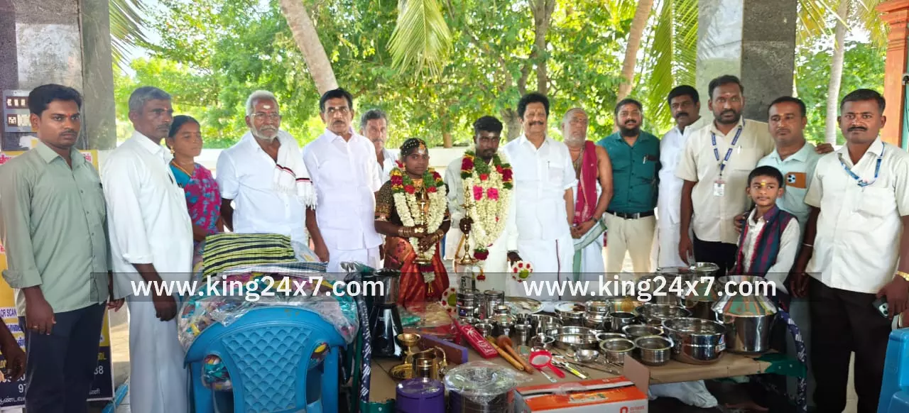பேராவூரணி அருகே அறநிலையத்துறை சார்பில் திருமணம்... ரூ.1 லட்சம் மதிப்பிலான சீர்வரிசைப் பொருட்கள் வழங்கல் பேராவூரணி அருகே அறநிலையத்துறை சார்பில் திருமணம்... ரூ.1 லட்சம் மதிப்பிலான சீர்வரிசைப் பொருட்கள் வழங்கல்