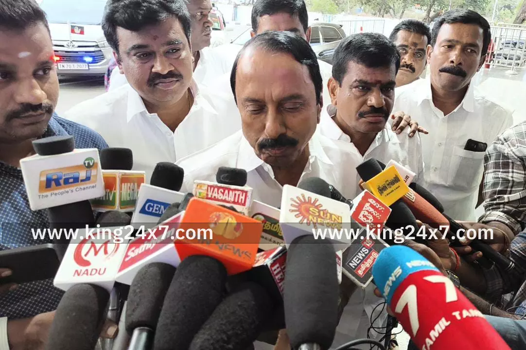 அதிமுகவினர் ஒரு மாதத்தில் ஒன்றிணைவார்கள் - முன்னாள் அமைச்சர் செங்கோட்டையன் நம்பிக்கை ! அதிமுகவினர் ஒரு மாதத்தில் ஒன்றிணைவார்கள் - முன்னாள் அமைச்சர் செங்கோட்டையன் நம்பிக்கை !