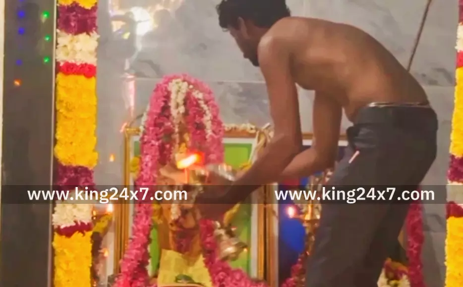 காசிபாளையம் கும்பாபிஷேக விழாவில் கும்மியடித்து கொண்டாடிய மகளிர். காசிபாளையம் கும்பாபிஷேக விழாவில் கும்மியடித்து கொண்டாடிய மகளிர்.