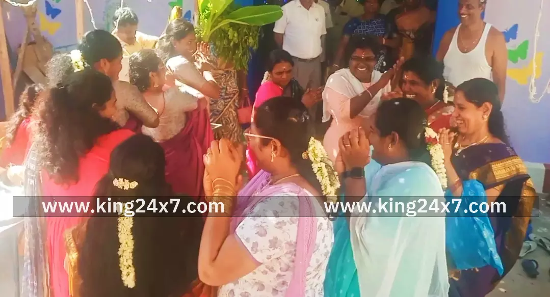 காசிபாளையம் கும்பாபிஷேக விழாவில் கும்மியடித்து கொண்டாடிய மகளிர். காசிபாளையம் கும்பாபிஷேக விழாவில் கும்மியடித்து கொண்டாடிய மகளிர்.