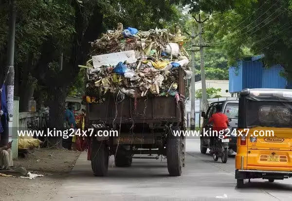 தடுப்பு வலை மூடாமல் செல்லும் வாகனங்களில் இருந்து சாலையில் விழும் குப்பை