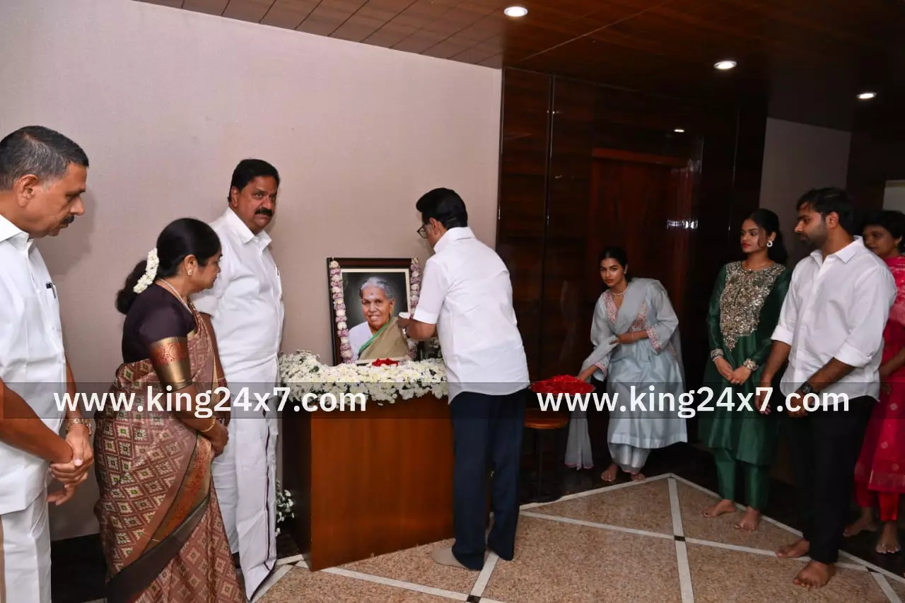 பர்கூர்எம்எல்ஏ.-தாயாரி திருவுருவ படத்திற்கு மலர் தூவி மரியாதை செலுத்திய முதல்வர்.