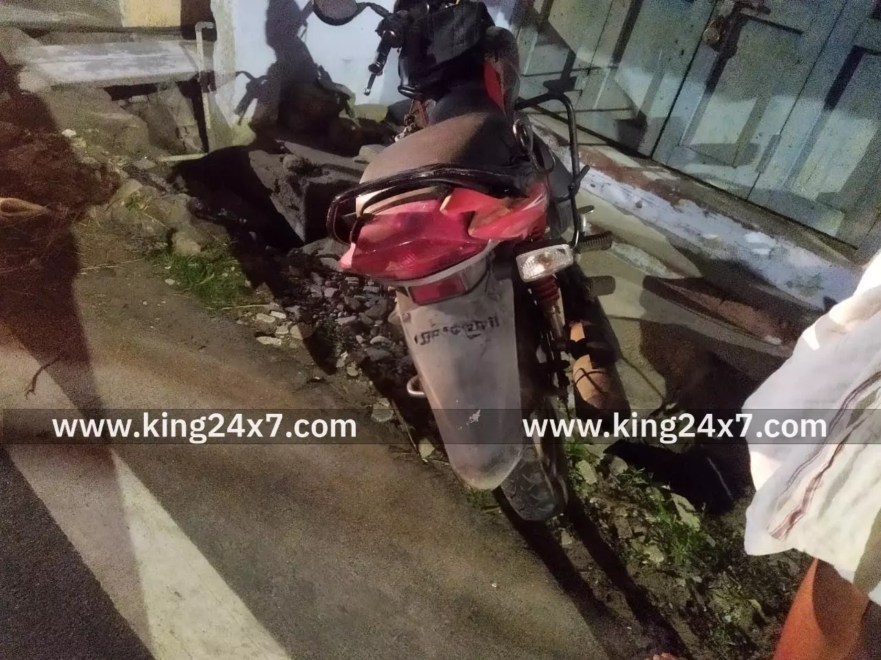 நின்று கொண்டிருந்தவர் மீது டூவீலர் மோதியதில் லாரி ஓட்டுனர் படுகாயம்