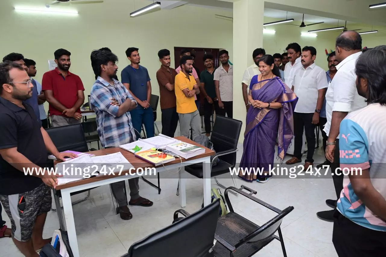 மாவட்ட மைய நூலகத்தை கனிமொழி எம்பி ஆய்வு மாவட்ட மைய நூலகத்தை கனிமொழி எம்பி ஆய்வு