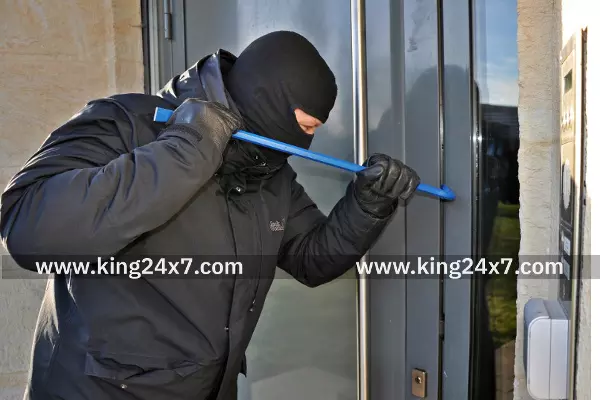 ஆலங்குளம் அருகே மூதாட்டி வீட்டில் திருட்டு