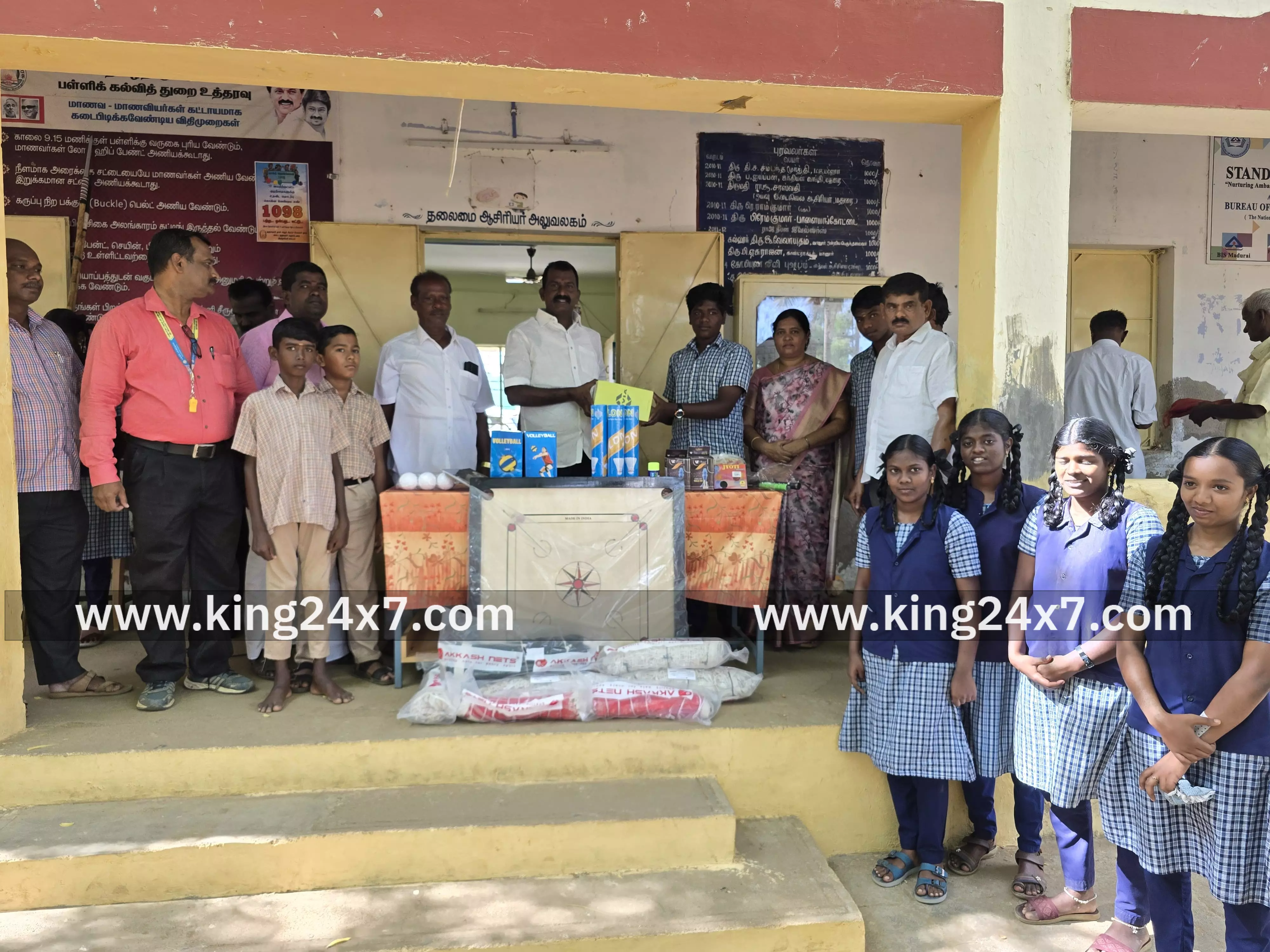 மானூர் பள்ளியில் விளையாட்டு உபகரணங்கள் வழங்கல்