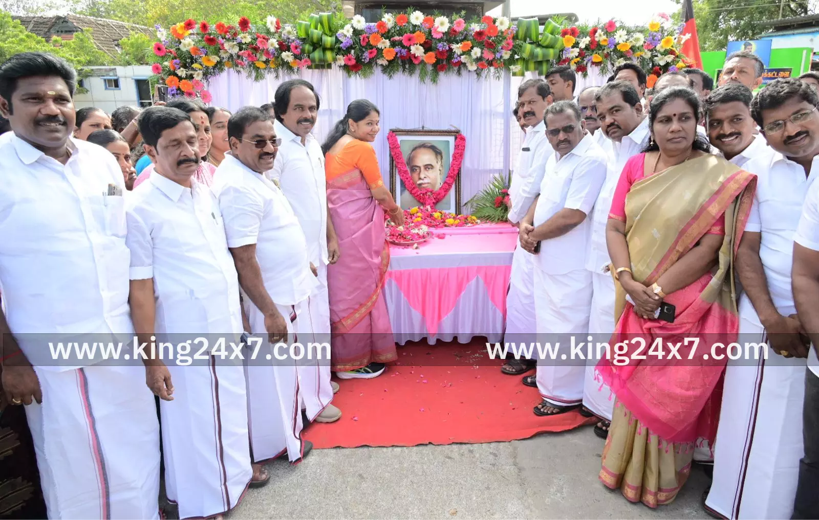 பேரறிஞர் அண்ணாவின் படத்திற்க்கு மலர் தூவி மரியாதை செலுத்திய கனிமொழி கருணாநிதி எம்.பி பேரறிஞர் அண்ணாவின் படத்திற்க்கு மலர் தூவி மரியாதை செலுத்திய கனிமொழி கருணாநிதி எம்.பி