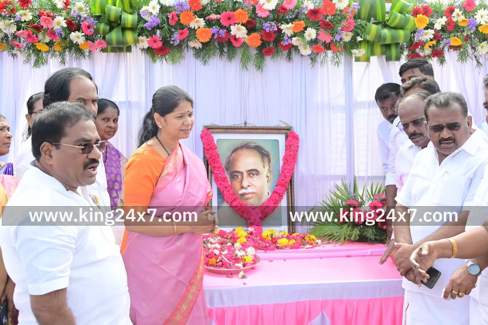 பேரறிஞர் அண்ணாவின் படத்திற்க்கு மலர் தூவி மரியாதை செலுத்திய கனிமொழி கருணாநிதி எம்.பி பேரறிஞர் அண்ணாவின் படத்திற்க்கு மலர் தூவி மரியாதை செலுத்திய கனிமொழி கருணாநிதி எம்.பி