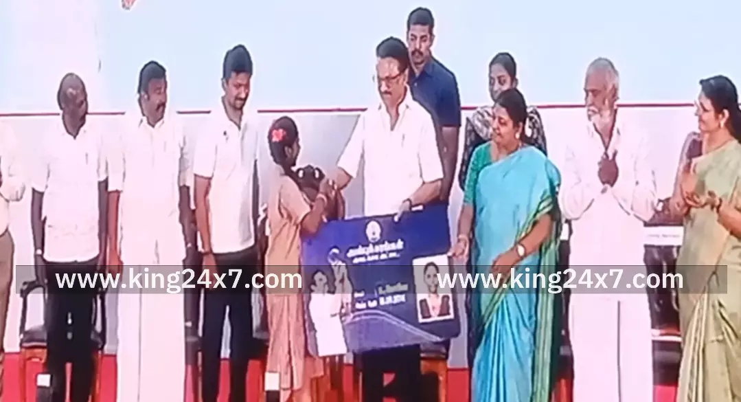 கரூர்-அன்புக்கரங்கள் திட்டம் காணொளி காட்சியில் துவக்கி வைத்த முதலமைச்சர். கரூர்-அன்புக்கரங்கள் திட்டம் காணொளி காட்சியில் துவக்கி வைத்த முதலமைச்சர்.