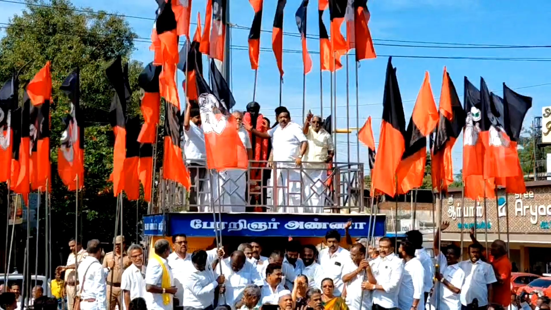 அண்ணா சிலைக்கு மாலை அணிவித்து மரியாதை செய்த அமைச்சர் அண்ணா சிலைக்கு மாலை அணிவித்து மரியாதை செய்த அமைச்சர்