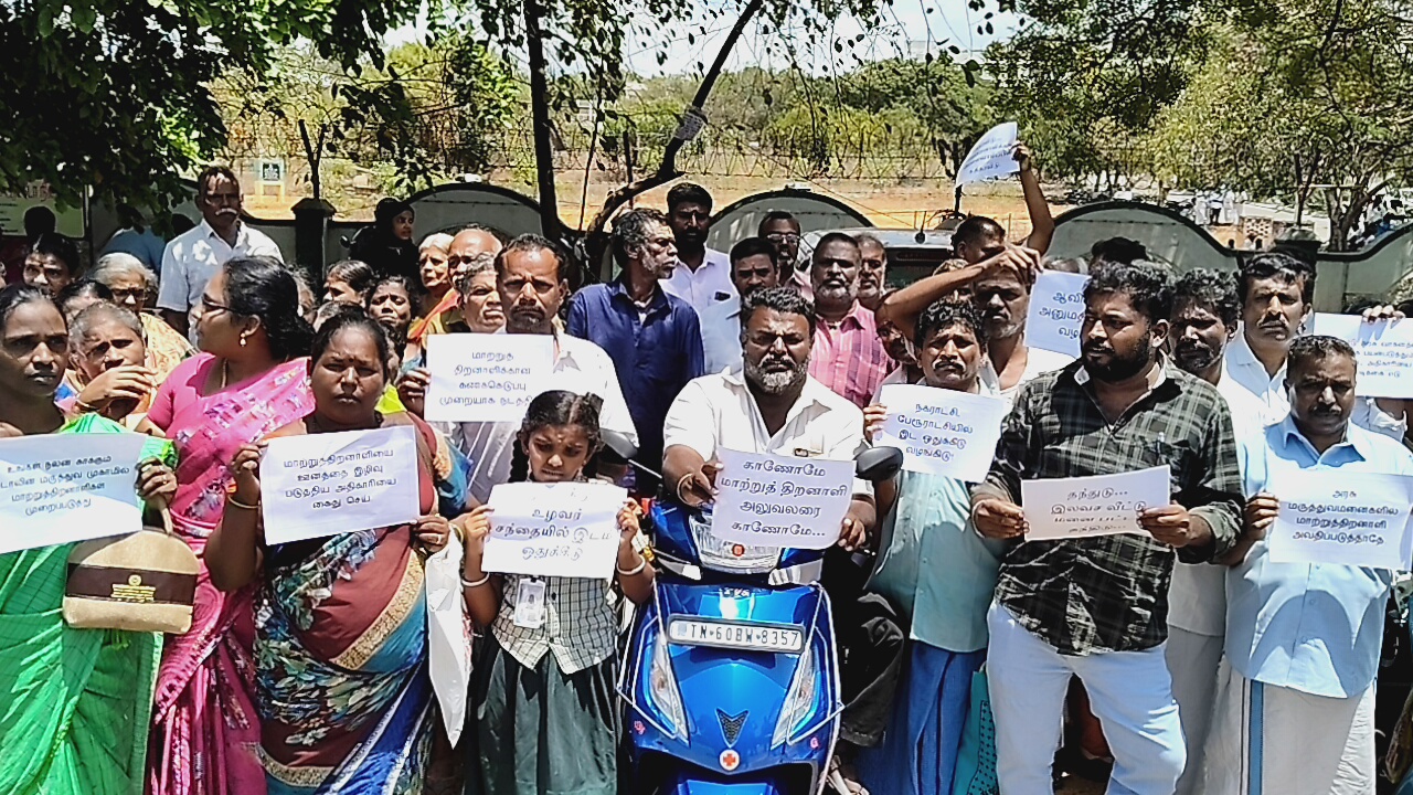 இலவச இருசக்கர வாகன உள்ளிட்ட அரசின் திட்டங்கள் தங்களுக்கு முறையாக கிடைக்கவில்லை என கூறி தேனி மாவட்ட கலெக்டரை முற்றுகையிட்ட நூற்றுக்கும் மேற்பட்ட மாற்றுத்திறனாளிகளால்பரபரப்பு