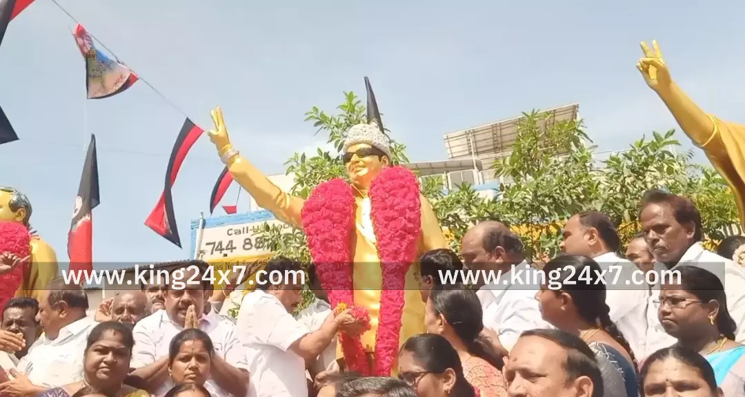 லைட் ஹவுஸ் கார்னர்-அறிஞர் அண்ணா பிறந்தநாள். அதிமுகவினர் கொண்டாட்டம். லைட் ஹவுஸ் கார்னர்-அறிஞர் அண்ணா பிறந்தநாள். அதிமுகவினர் கொண்டாட்டம்.