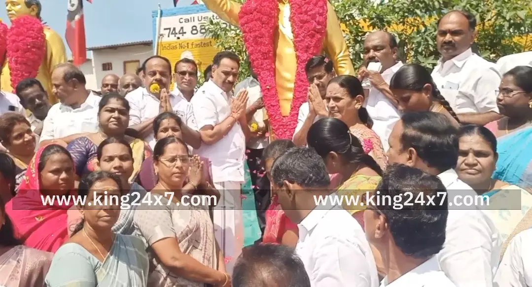 லைட் ஹவுஸ் கார்னர்-அறிஞர் அண்ணா பிறந்தநாள். அதிமுகவினர் கொண்டாட்டம். லைட் ஹவுஸ் கார்னர்-அறிஞர் அண்ணா பிறந்தநாள். அதிமுகவினர் கொண்டாட்டம்.