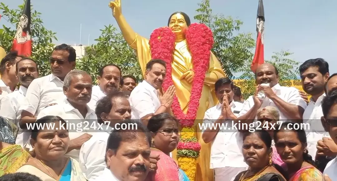 லைட் ஹவுஸ் கார்னர்-அறிஞர் அண்ணா பிறந்தநாள். அதிமுகவினர் கொண்டாட்டம். லைட் ஹவுஸ் கார்னர்-அறிஞர் அண்ணா பிறந்தநாள். அதிமுகவினர் கொண்டாட்டம்.