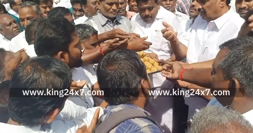 லைட் ஹவுஸ் கார்னர்-அறிஞர் அண்ணா பிறந்தநாள். அதிமுகவினர் கொண்டாட்டம். லைட் ஹவுஸ் கார்னர்-அறிஞர் அண்ணா பிறந்தநாள். அதிமுகவினர் கொண்டாட்டம்.