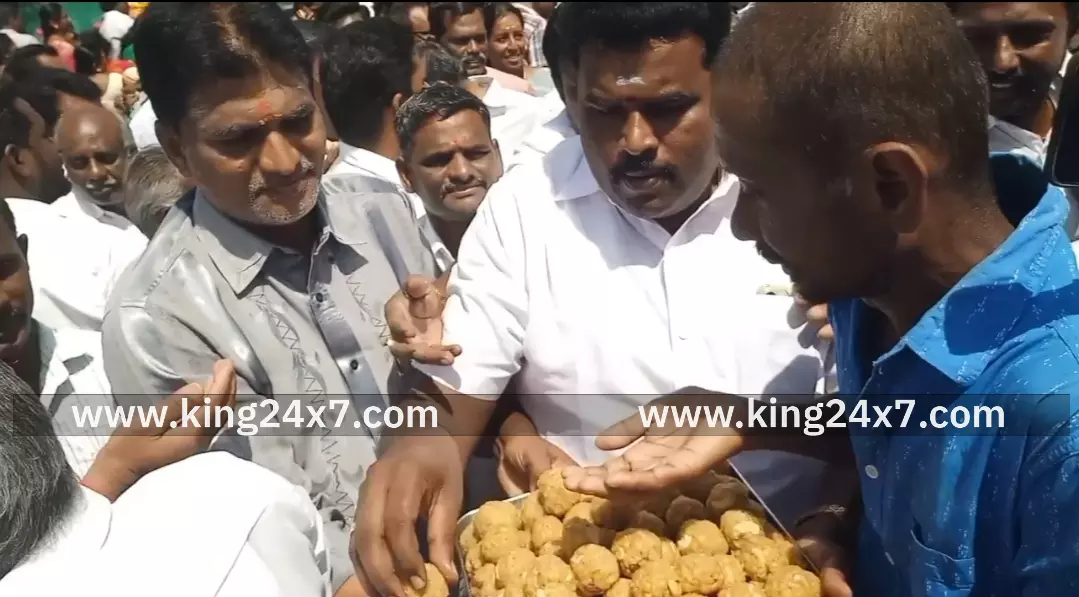 லைட் ஹவுஸ் கார்னர்-அறிஞர் அண்ணா பிறந்தநாள். அதிமுகவினர் கொண்டாட்டம். லைட் ஹவுஸ் கார்னர்-அறிஞர் அண்ணா பிறந்தநாள். அதிமுகவினர் கொண்டாட்டம்.