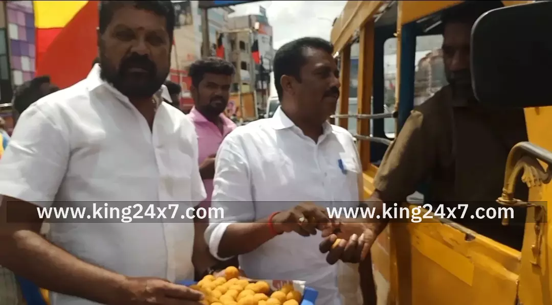 அன்புமணி ராமதாஸ்- தேர்தல் ஆணையம் அங்கீகாரம்.கரூரில் பாமகவினர் பட்டாசு வெடித்து இனிப்புகள் வழங்கி கொண்டாட்டம். அன்புமணி ராமதாஸ்- தேர்தல் ஆணையம் அங்கீகாரம்.கரூரில் பாமகவினர் பட்டாசு வெடித்து இனிப்புகள் வழங்கி கொண்டாட்டம்.