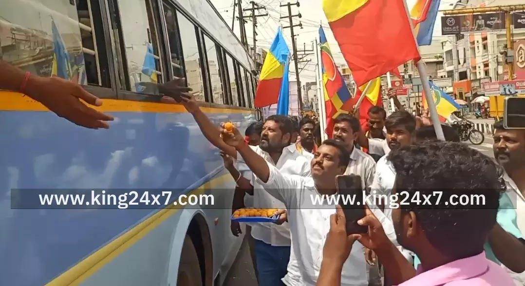 அன்புமணி ராமதாஸ்- தேர்தல் ஆணையம் அங்கீகாரம்.கரூரில் பாமகவினர் பட்டாசு வெடித்து இனிப்புகள் வழங்கி கொண்டாட்டம். அன்புமணி ராமதாஸ்- தேர்தல் ஆணையம் அங்கீகாரம்.கரூரில் பாமகவினர் பட்டாசு வெடித்து இனிப்புகள் வழங்கி கொண்டாட்டம்.