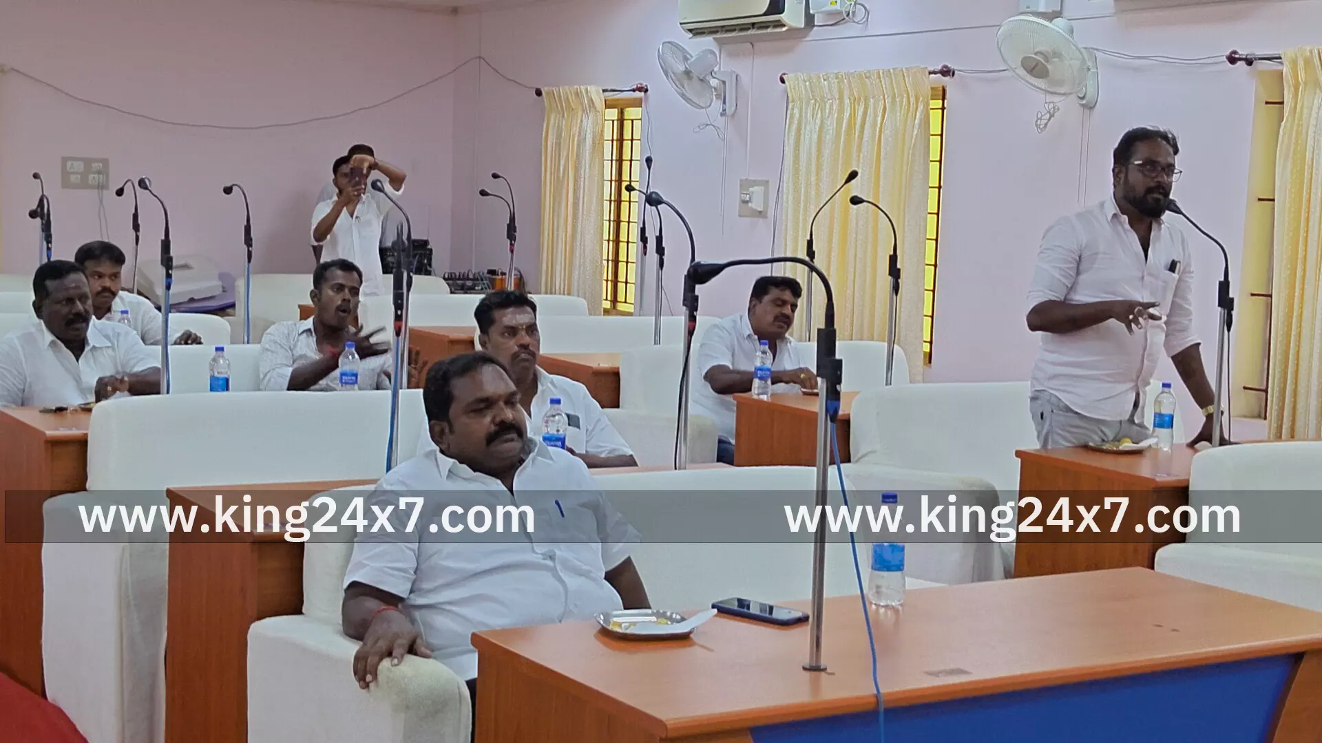 குமாரபாளையம் நகராட்சி அலுவலகத்தில் நகரமன்ற கூட்டம் நடந்தது.