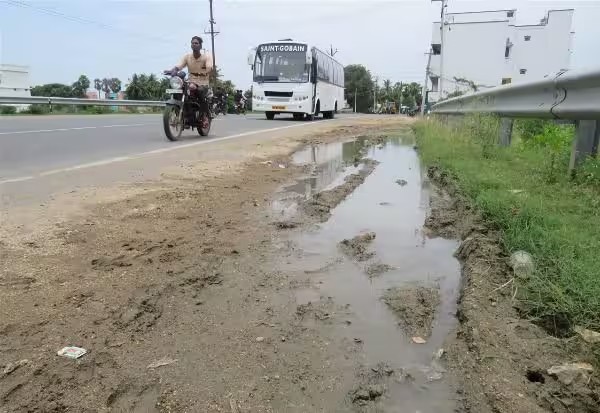 நடைபாதைக்கு சிமென்ட் கல் அமைக்க வலியுறுத்தல் நடைபாதைக்கு சிமென்ட் கல் அமைக்க வலியுறுத்தல்