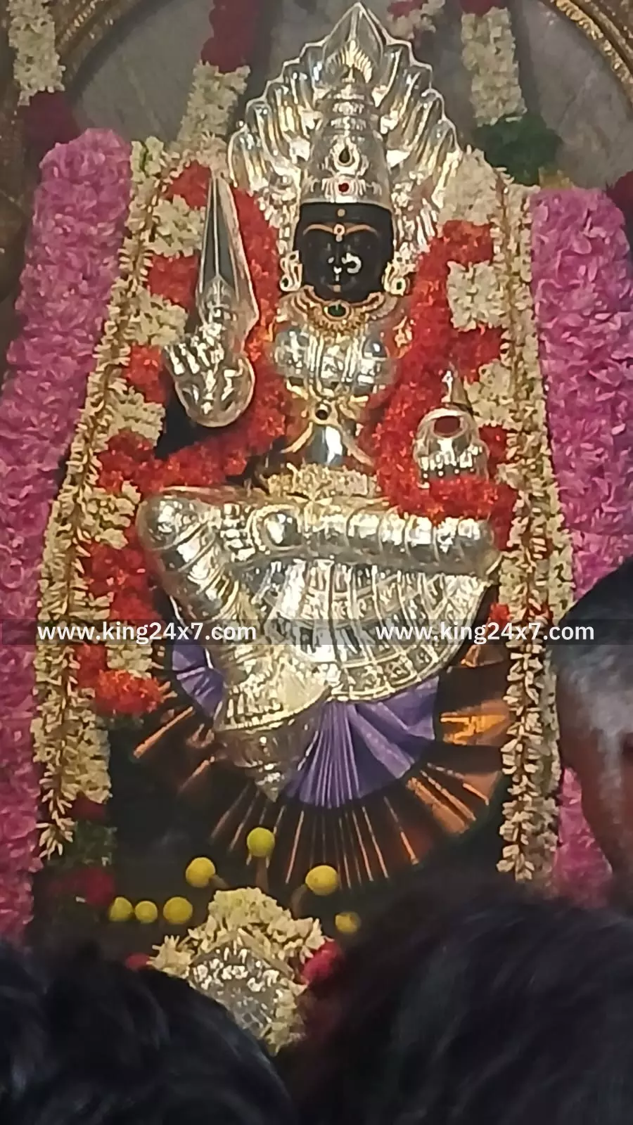 மாரியம்மன் கோவிலுக்கு 15 கிலோ எடையுள்ள வெள்ளி கவசங்கள் மாரியம்மன் கோவிலுக்கு 15 கிலோ எடையுள்ள வெள்ளி கவசங்கள்