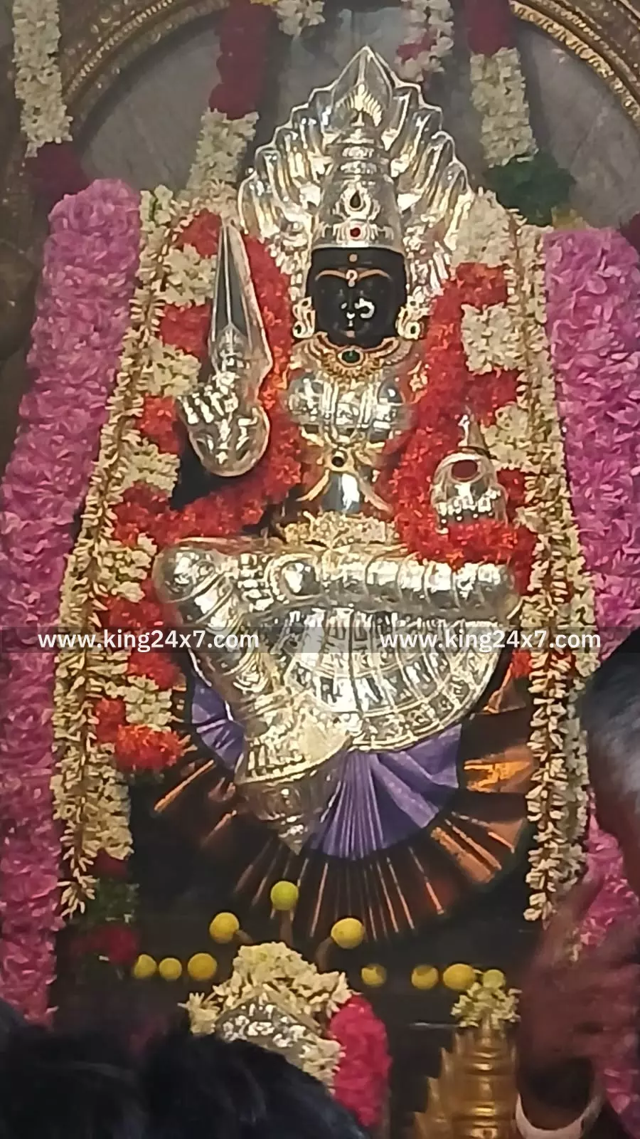 மாரியம்மன் கோவிலுக்கு 15 கிலோ எடையுள்ள வெள்ளி கவசங்கள் மாரியம்மன் கோவிலுக்கு 15 கிலோ எடையுள்ள வெள்ளி கவசங்கள்