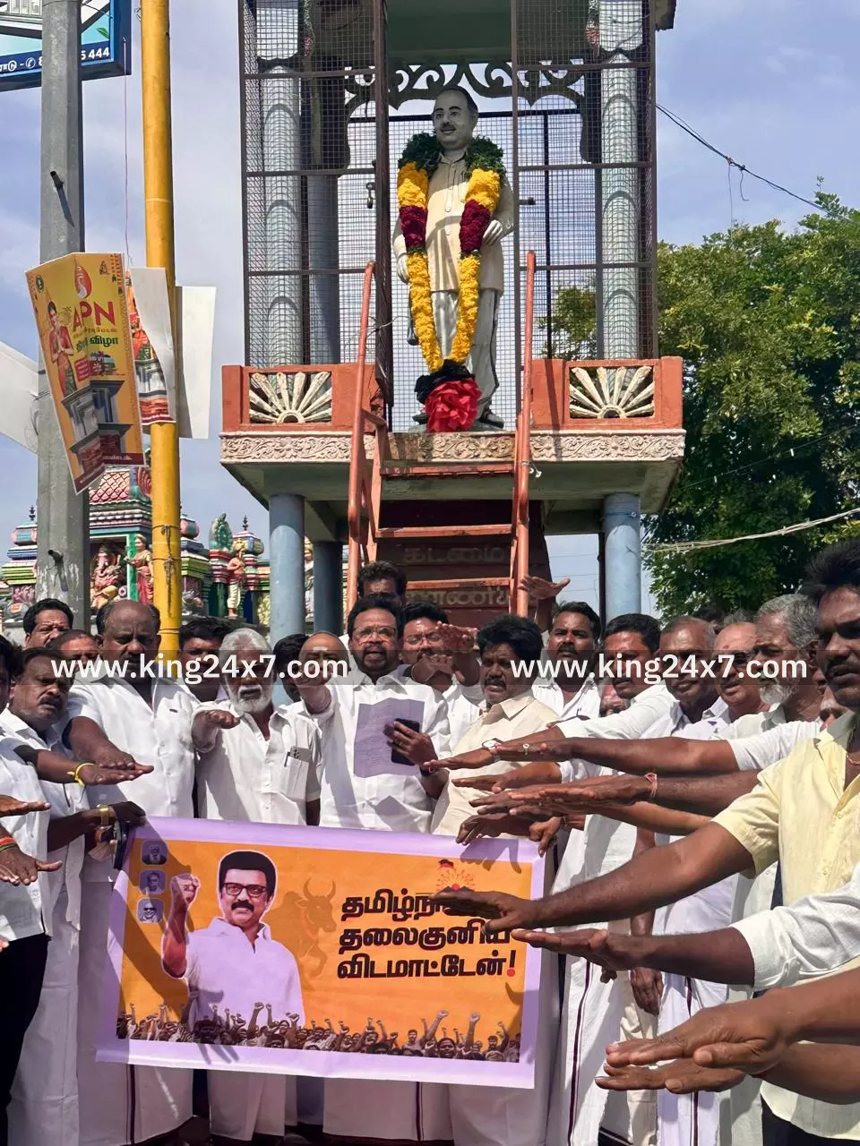 திமுக சார்பில் மறைந்த முன்னாள் முதல்வர் அண்ணாவின் பிறந்தநாளை ஒட்டி திருஉருவ சிலைக்கு மாலை அணிவித்த திமுகவினர் திமுக சார்பில் மறைந்த முன்னாள் முதல்வர் அண்ணாவின் பிறந்தநாளை ஒட்டி திருஉருவ சிலைக்கு மாலை அணிவித்த திமுகவினர்