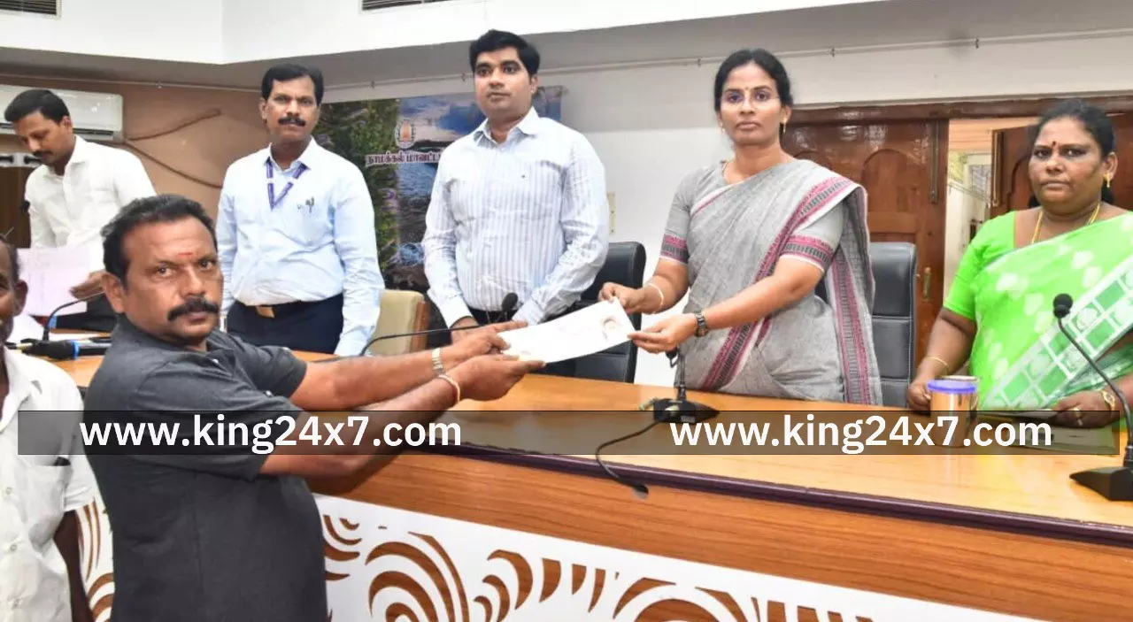 மக்கள் குறைதீர்க்கும் நாள் கூட்டத்தில் பங்கேற்ற மாவட்ட ஆட்சியர். மக்கள் குறைதீர்க்கும் நாள் கூட்டத்தில் பங்கேற்ற மாவட்ட ஆட்சியர்.