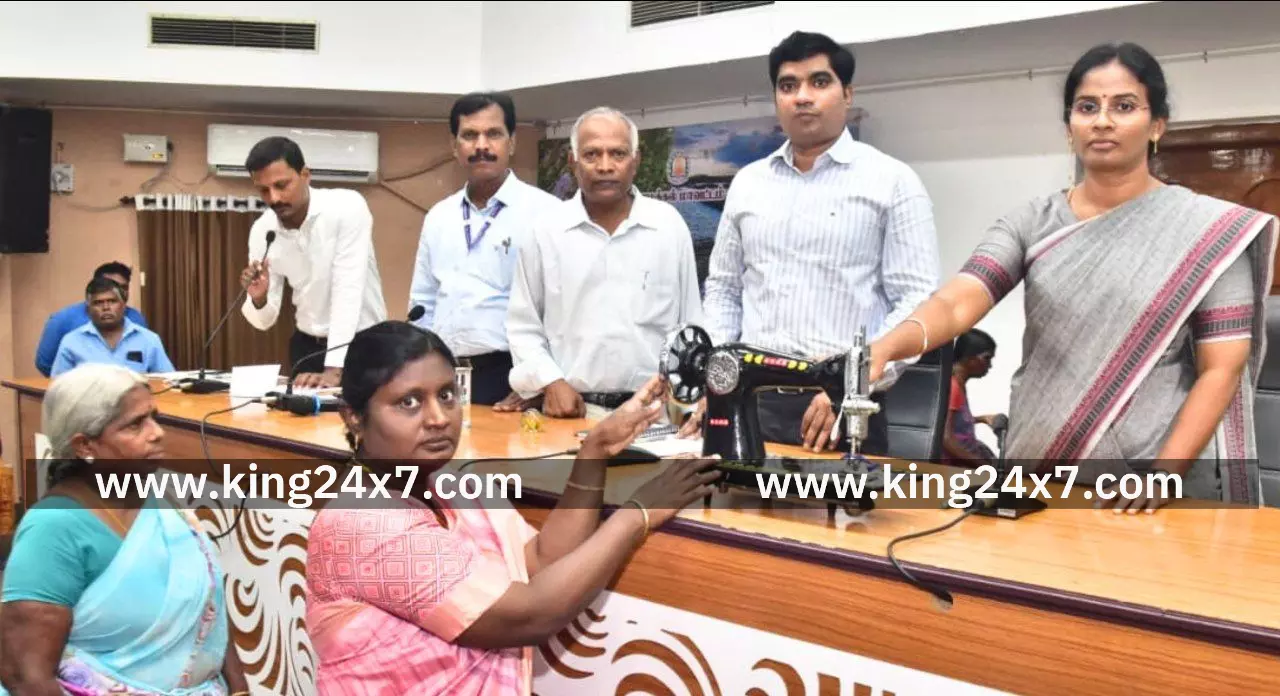 மக்கள் குறைதீர்க்கும் நாள் கூட்டத்தில் பங்கேற்ற மாவட்ட ஆட்சியர். மக்கள் குறைதீர்க்கும் நாள் கூட்டத்தில் பங்கேற்ற மாவட்ட ஆட்சியர்.